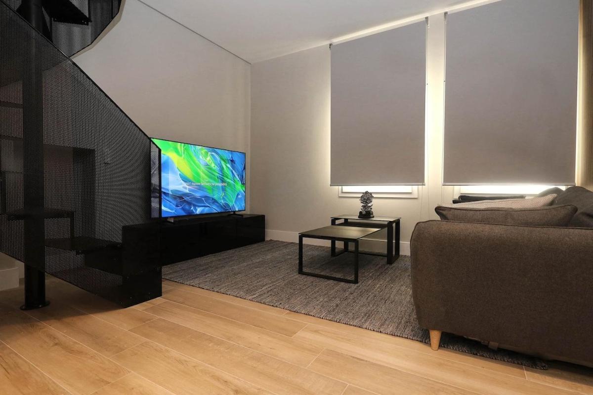 New - Spacious & Luxurious - Fully Renovated & Equipped 2br - Historical Centre Appartamento